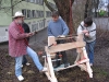 Erste Versuche an der Wippdrechselbank, nachdem sie im Workshop gebaut wurde