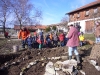 Wald-und Bauernhofkindergarten hilft bei Kräuterspiralbau